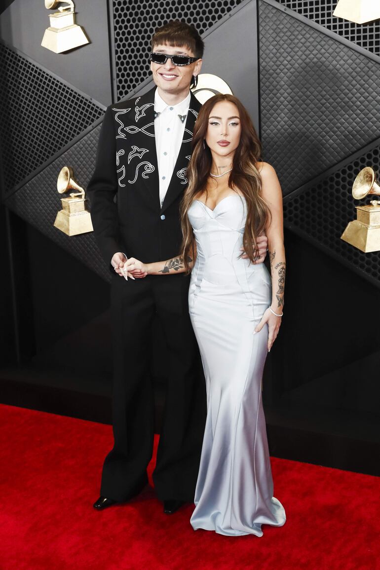 Así de elegantes llegaron Peso Pluma y Nicki Nicole a la red carpet del Crypto.com Arena en Los Ángeles, California. (EFE/EPA/CAROLINE BREHMAN)
