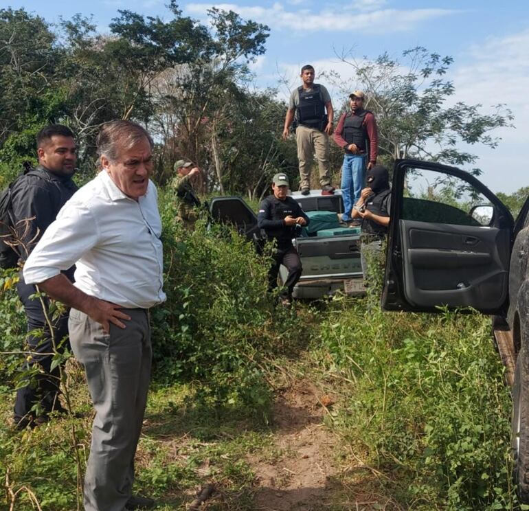 El fiscal Ysaac Ferreia observa la zona, donde se llevó a cabo el operativo antidrogas, en el distrito de Juan de Mena.