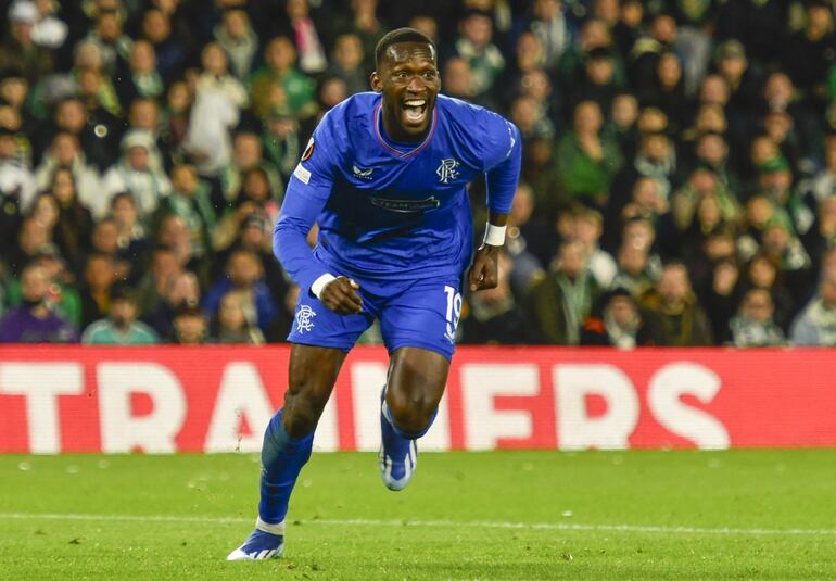 Sevilla, 14/12/2023.- El delantero senegalés del Rangers FC, Abdallah Sima, celebra el primer gol del equipo escocés durante el encuentro correspondiente a la fase de grupos de la Liga Europa que disputan hoy jueves Betis y Rangers en el estadio Benito Villamarín, en Sevilla. EFE/Raúl Caro.
