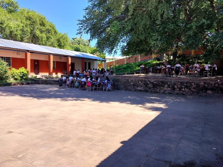 Hace 2 meses y debido a la paralización de trabajos de parte de la Gobernación, unos 100 estudiantes desarrollan las clases bajo los árboles.