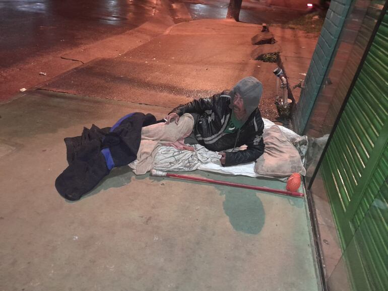 Este hombre, abandonado, habitualmente duerme en la calle, en cercanías al hospital regional de Encarnación.