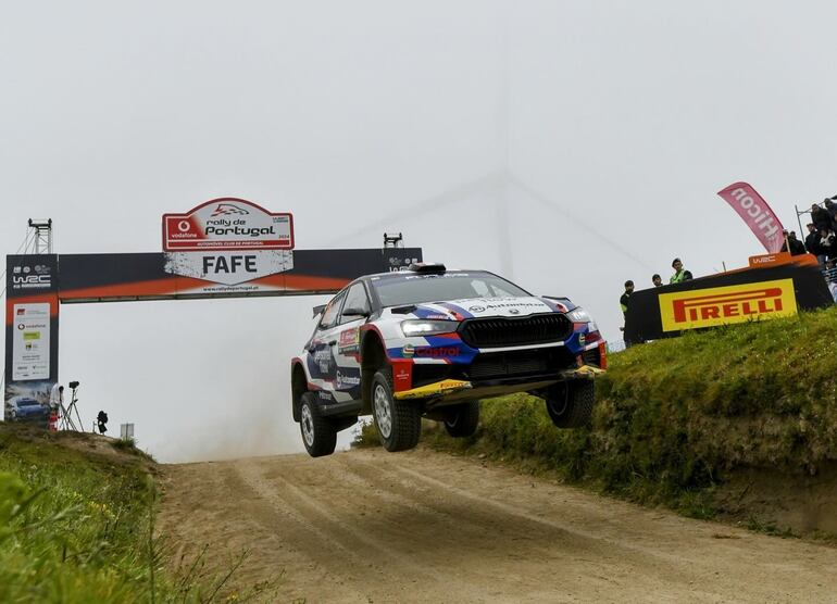 En el tradicional salto de Fafe, Fau Zaldívar y Mercelo Der Ohannesian con el Skoda Fabia RS Rally2, quedando cuartos en la WRC2.