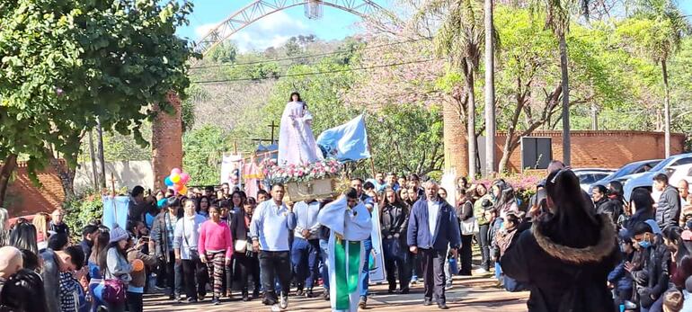 Más de 300 jóvenes de Itauguá peregrinaron junto con la Virgen Nuestra Sra. del Rosario hasta el Santuario de Tuparendá.