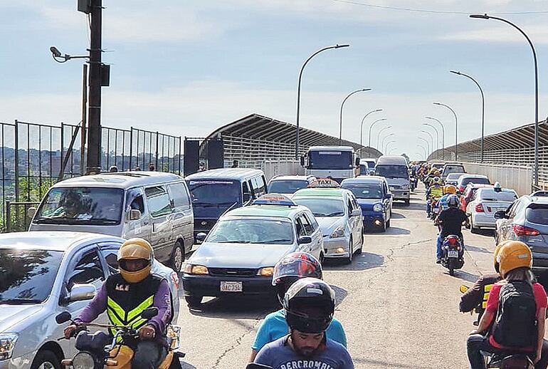 Intenso fue ayer el movimiento sobre el puente internacional de la Amistad, tanto de los que querían salir del país como entrar.