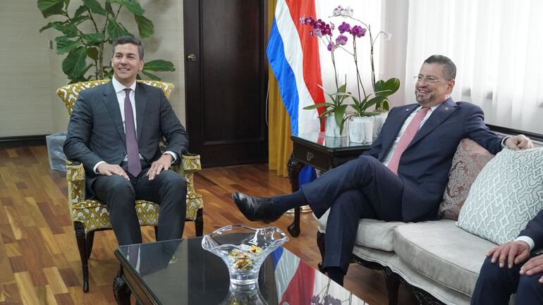 Santiago Peña en reunión con Rodrigo Cháves, presidente de Costa Rica.