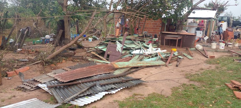 
Numerosas casas que fueron dañadas por el tornado están siendo reparadas por los propietarios en la compañía Guaicá.