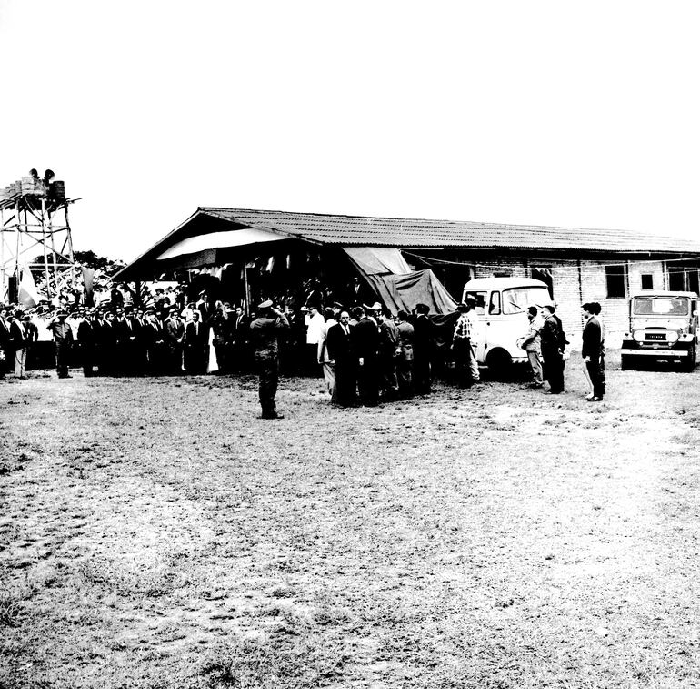 Acto en el cual la empresa constructora de la pavimentación de la Ruta 1 “Mariscal Francisco Solano López”, en el tramo de Paraguarí a Encarnación, la alemana Hochtief, entregó a los veteranos en Caapucú.