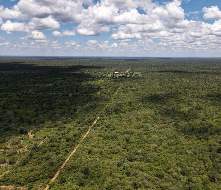 Vista aérea del establecimiento El Tigre, localizado en la misma línea fronteriza de nuestro país con Bolivia, en la zona de Agua Dulce del distrito de Bahía Negra.