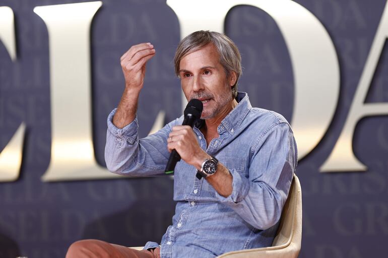 El director colombiano Andrés Baiz durante la presentación de la serie de Netflix que dirige, 'Griselda', este martes en Madrid. 