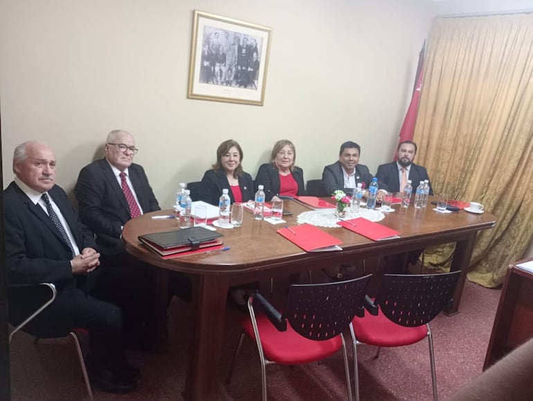 El Tribunal de Conducta de la ANR eligió al Gustavo Cazal Riego como presidente; a Nidia López como  vicepresidente y  a  Bruno Ramírez Palumbo (secretario administrativo). (Foto Gentileza)