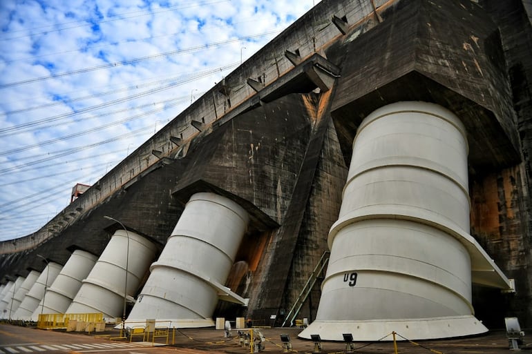 La estrategia del gobierno saliente ante el desafío de la revisión del Tratado de Itaipú era reemplazar la carga de la deuda en el costo de la binacional con "nuevos componentes" ¿Tomará esta posta el gobierno de Santiago Peña?
