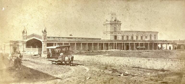 A medida que el ferrocarril llegaba a las ciudades aparecían los hoteles en el siglo XIX.