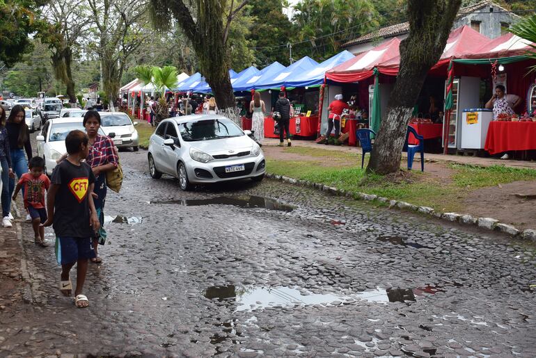 Los baches que tiene el tramo mencionado, propició la acumulación del agua servida, cuyo origen se desconoce, y con el paso vehicular más de uno fue salpicado.