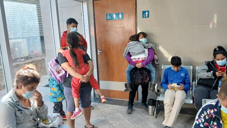 Sala de espera de Urgencias Pediátricas. Aquí las madres con niños en brazos no tienen lugares para sentarse.