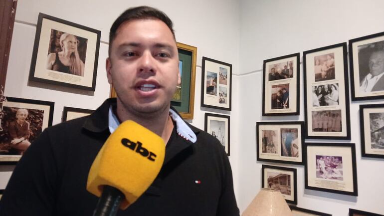 hombre de pelo corto, moreno, vestido con remera negra habla