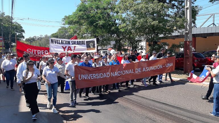 Las diferentes unidades académicas salieron en la calle para movilizarse para solicitar el ingreso del monto de G. 117 mil millones como presupuesto por fuera.