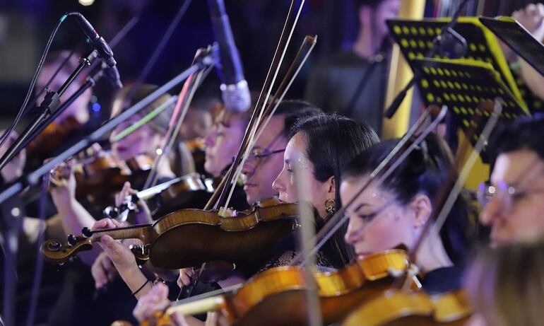 La Orquesta Sinfónica de la Ciudad de Asunción (OSCA) en el concierto "Una noche de fantasía", que formó parte de este mismo ciclo.