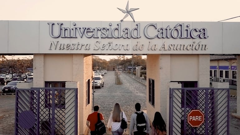 Fachada de la Universidad Católica de Asunción.