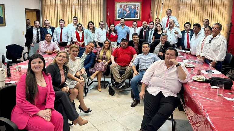 Diputados cartistas ayer se reunieron con el vicepresidente Pedro Alliana para insistir con la media sanción del proyecto Hambre Cero.