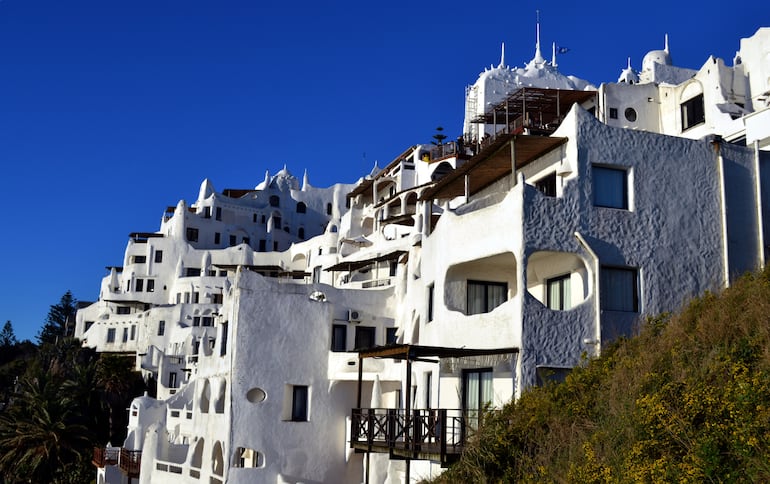 Casapueblo, ubicada en la ladera de una playa en la ciudad de Punta del Este, Uruguay.