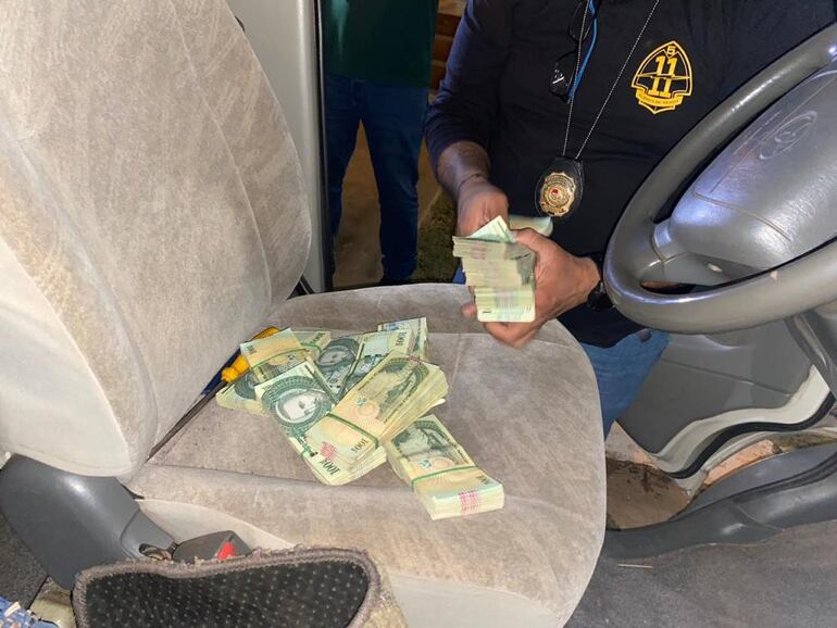 Dinero hallado bajo uno de los asientos. Los 257 millones de guaraníes iban a ser destinados al pago por un alijo de marihuana.