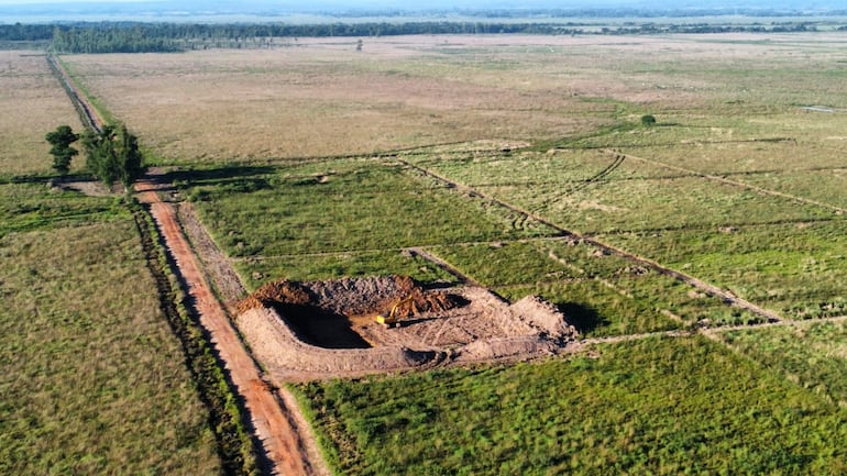 Así se ve la zona de humedales de la compañía Mainumby donde ya se realizan las excavaciones para el vertedero.