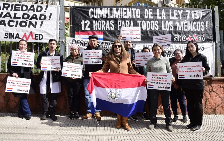 Médicos en vigilia permanente frente al Ministerio de Salud.