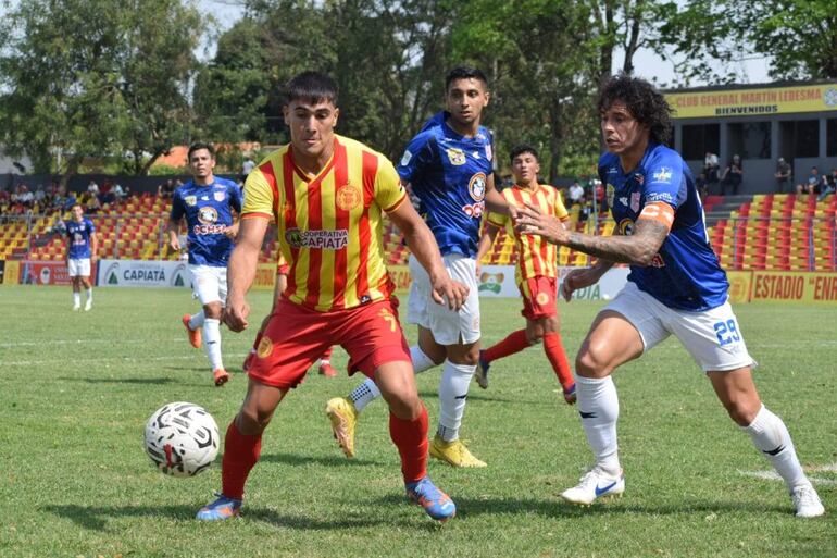 El atacante Pablo Fernández domina el balón ante la marca del experimentado Nery Bareiro. (Foto: APF)