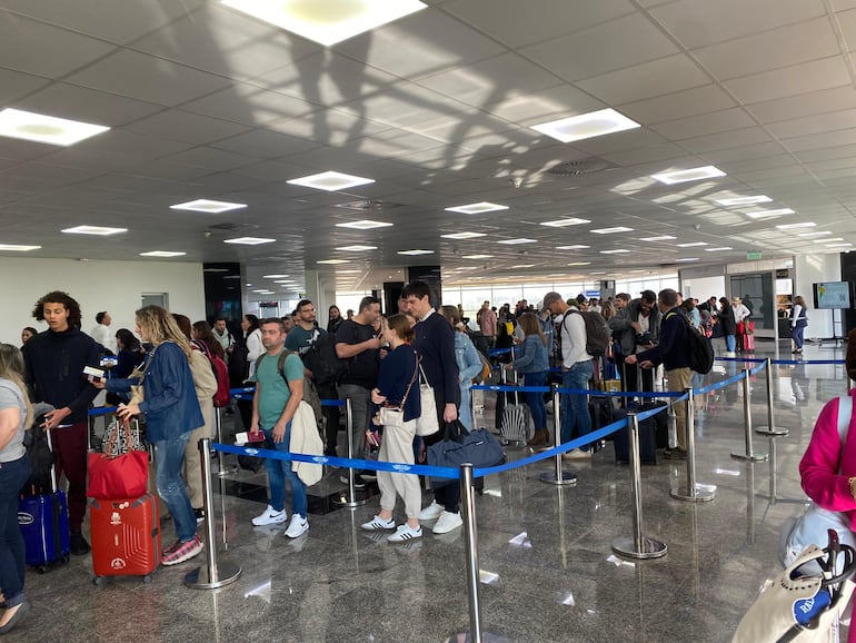 Compatriotas que llegan de España esperan en fila para realizar el proceso de entrada al país.