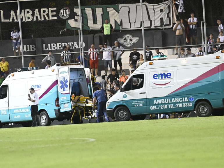 Martín Silva, futbolista de Libertad, es trasladado en ambulancia después de sufrir un golpe en la cabeza durante el partido ante Tacuary por la séptima fecha del torneo Apertura 2024 del fútbol paraguayo en el estadio La Huerta, en Asunción.