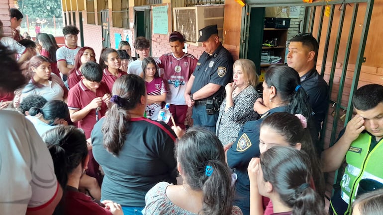 La supervisora, Nancy Gray, dialoga con los alumnos del colegio Bienvenido Osorio de Ñemby, tras la toma de la institución. La policía resguardó el local.