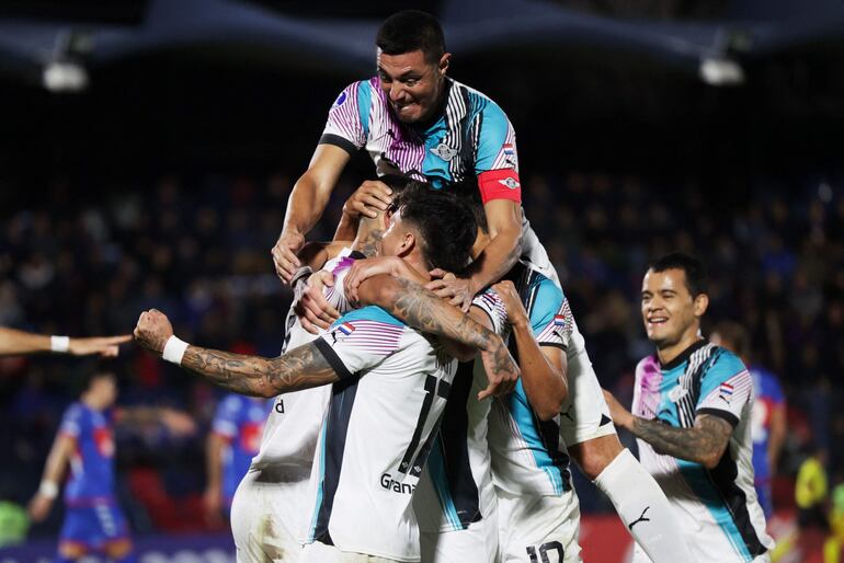 Los jugadores de Libertad celebran el tanto de Alexander Barboza en el partido contra Tigre por la vuelta de los playoffs de la Copa Sudamericana en el estadio el Coliseo de Victoria, en Buenos Aires.