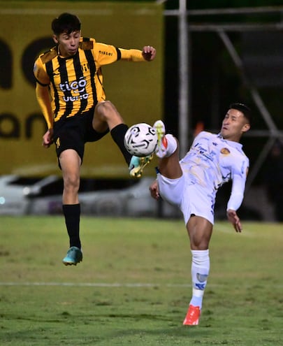 Alexis Cantero intenta adelantarse y llevarse el balón de Rodi Ferreira.