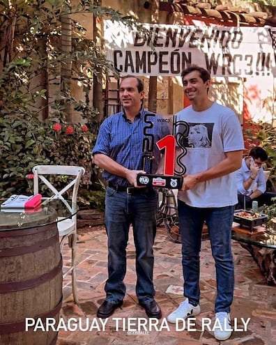 Diego Domínguez, padre (izq.) e hijo, con  el trofeo en manos.