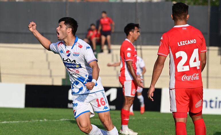 El festejo de Fabrizio Jara tras anotar el gol que en definitivas fue el del triunfo de Nacional (1-0), ayer frente a General Caballero de Juan León Mallorquín, en La Visera.