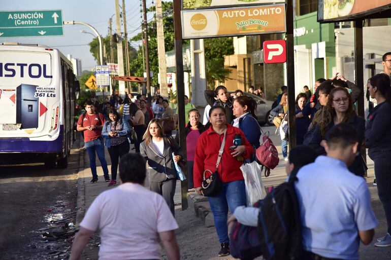 Usuarios del transporte público deben soportar largas esperas por los colectivos en las paradas, sin refugio. Mientras tanto, el Gobierno desembolsa cada vez más subsidios a los empresarios del transporte.