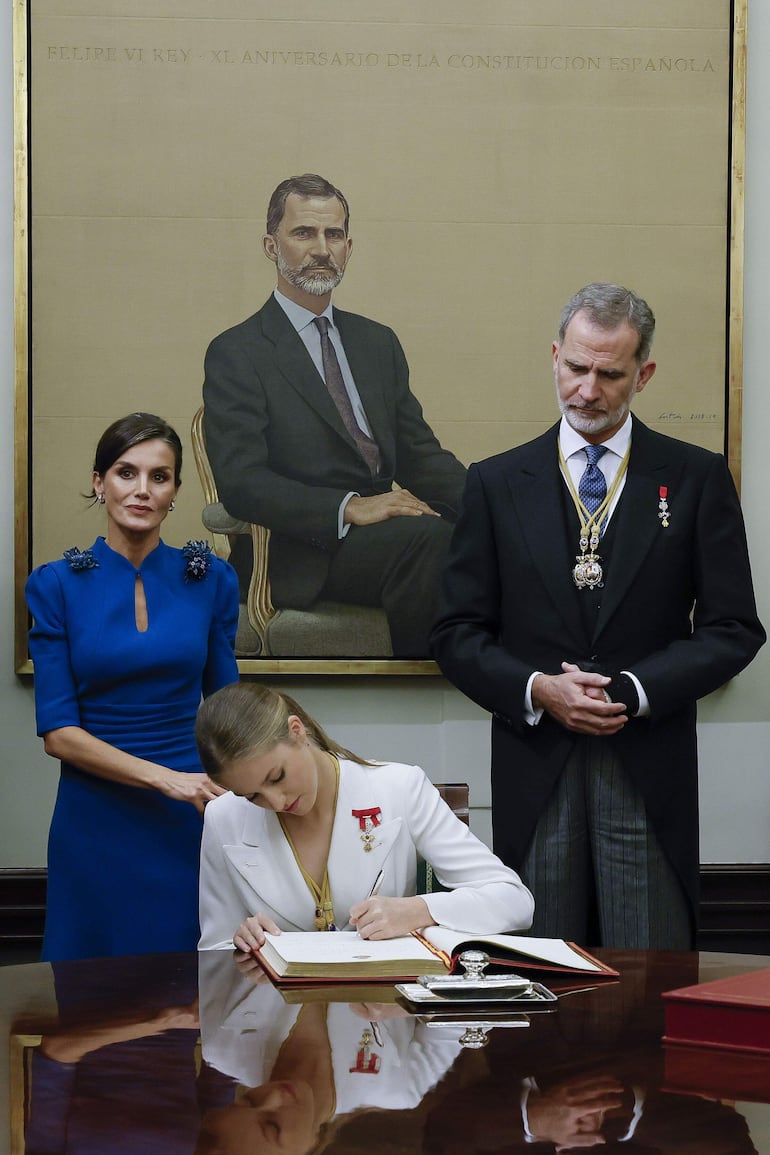 La princesa Leonor, acompañada de los reyes de España, Felipe VI y Letizia, firma el libro de honor del Congreso, que estrena hoy su segundo tomo tras el acto de la jura de la Constitución de la Princesa de Asturias. (EFE/Ballesteros POOL)

