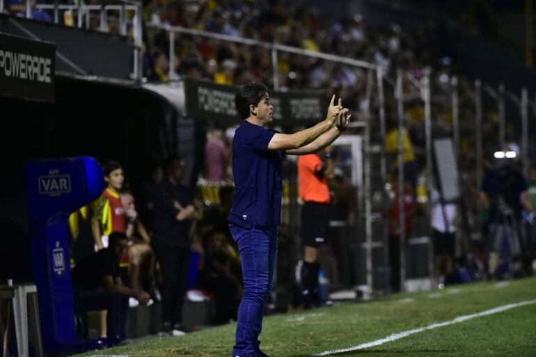 Diego Gavilán, entrenador de Cerro Porteño, durante el partido con Guaraní.