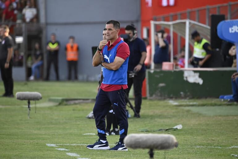 El argentino Víctor Bernay, entrenador de Cerro Porteño, en el partido frente a General Caballero por la cuarta fecha del torneo Apertura 2024 del fútbol paraguayo en el estadio Ka'arendy, en la ciudad de Juan León Mallorquín.