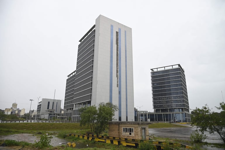 Edificio del Gobierno afectado en su estructura a raíz del temporal.