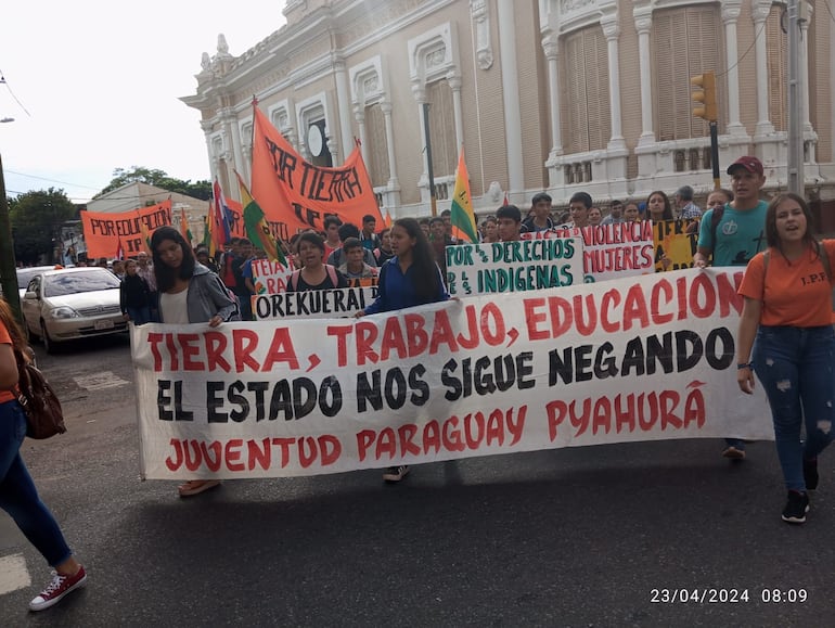 La juventud del Partido Paraguay Pyahurá realizó hpy una movilización en el microcentro de Asunción.