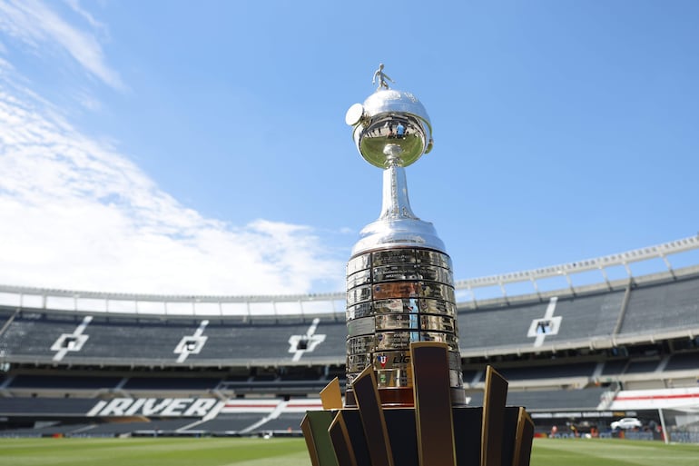 El trofeo de la Copa Libertadores en el estadio Monumental de la ciudad de Buenos Aires, sede de la final entre Atlético Mineiro y Botafogo. 