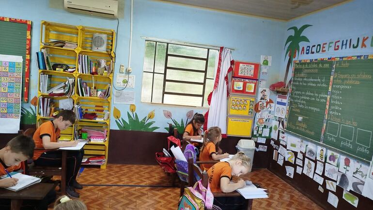 Los alumnos dando clases en la escuela Divino Niño, del distrito de Iruña.