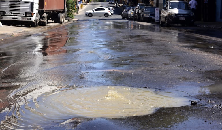 El agua de la cloaca baña la calle Herrera entre EE.UU. y Brasil, área céntrica de Asunción.
.