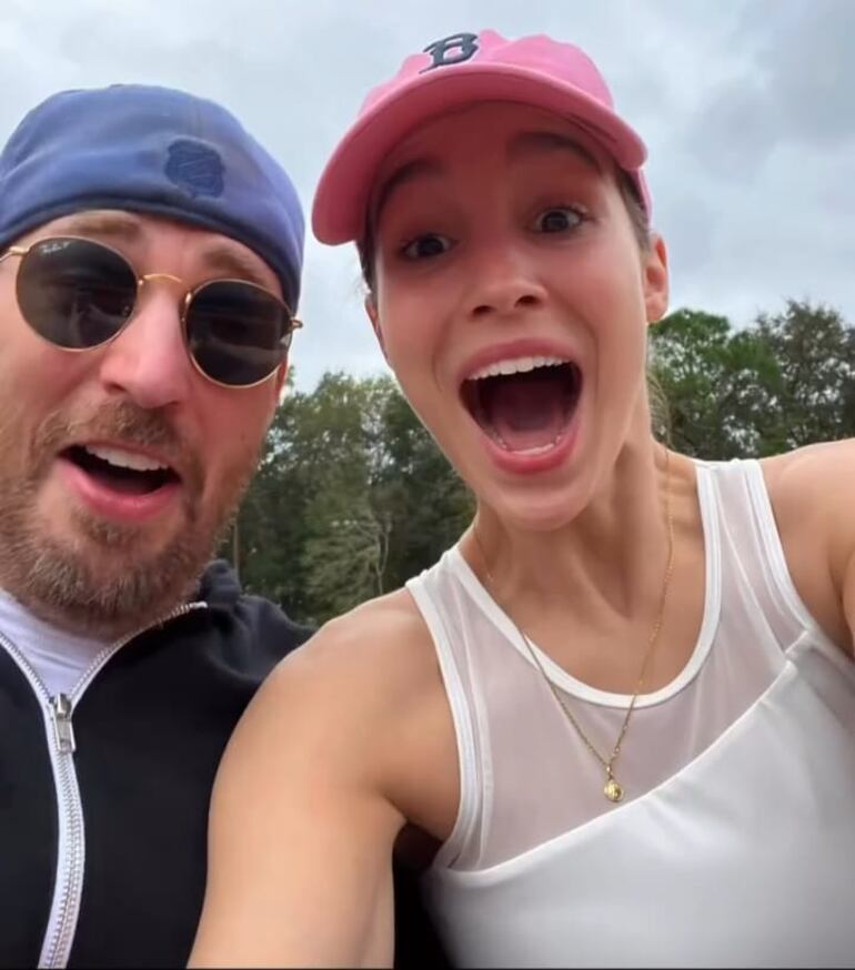 ¡Divertidos! Alba Baptista y Chris Evans. (Captura de la historia de Instagram de Chris Evans)