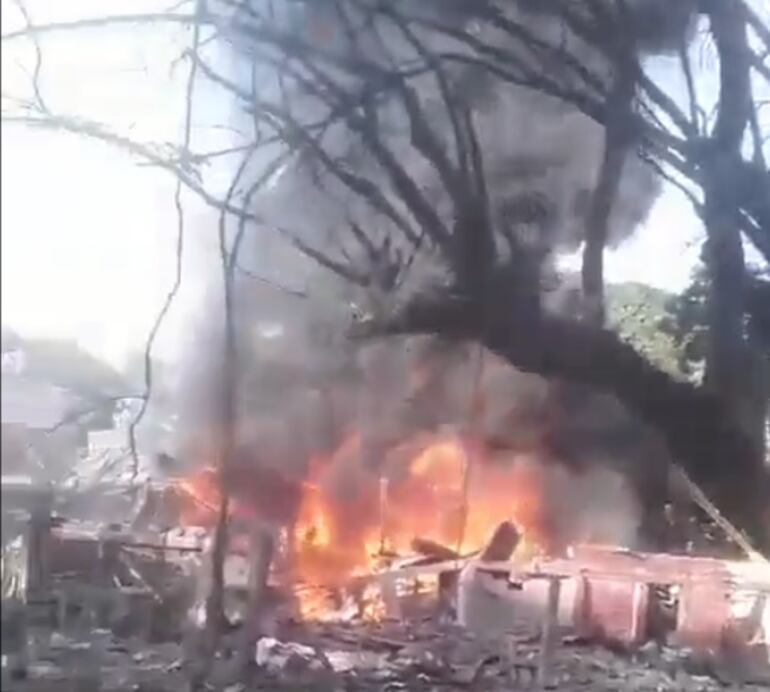 Al menos dos muertos y dos heridos deja la explosión de un carro bomba en Colombia. (captura de video de Twitter)