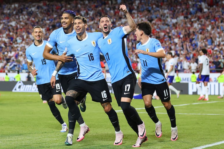 Los jugadores de Uruguay festejan un gol en el partido frente a Estados Unidos por la tercera fecha del Grupo C de la Copa América 2024 en el GEHA Field at Arrowhead Stadium, en Kansas City, Missouri.
