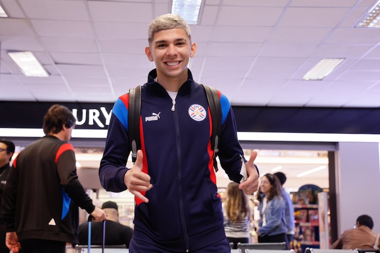 Julio Enciso. futbolista de la selección paraguaya, en el Aeropuerto Internacional Silvio Pettirossi previo al viaje a Lima para el amistoso con Perú.