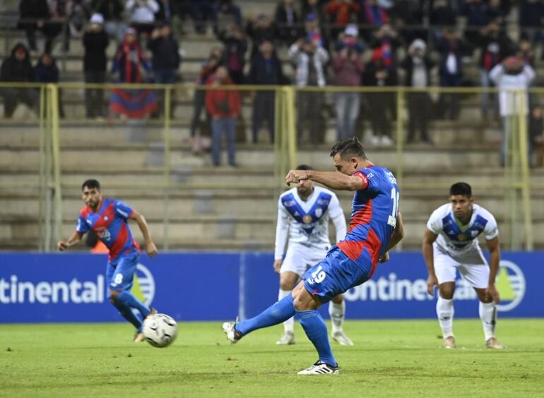 Gol de penal de Diego Churín en el estadio Villa Alegre de Encarnación.