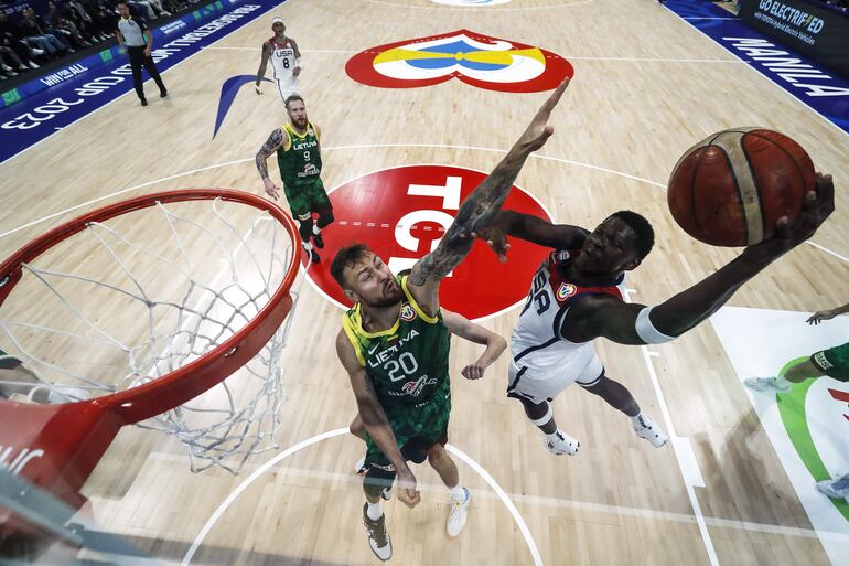 Anthony Edwards de EE.UU. y  Donatas Motiejunas de Lituania en la fase previa a cuartos. EFE